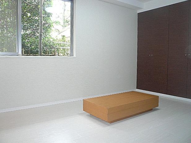 壁一面の収納　7.3帖洋室