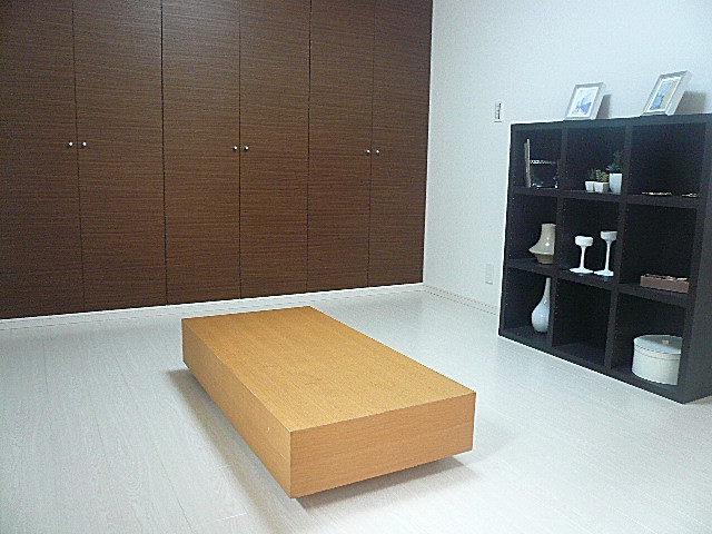 壁一面の収納　7.3帖洋室