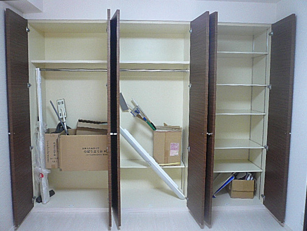 壁一面の収納　7.3帖洋室