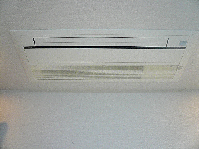 壁一面の収納　7.3帖洋室　エアコン