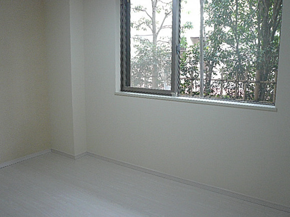 大きな窓のある　5.7帖洋室