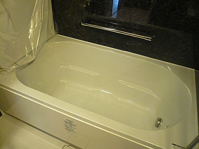 シックな浴室　ゆたっりバスタブ