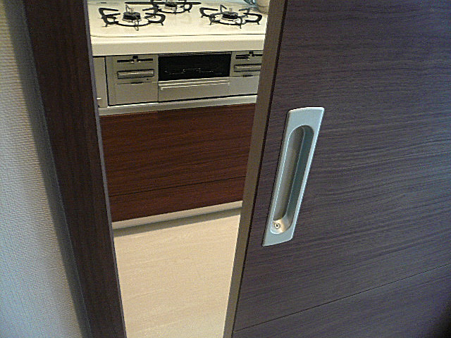 引き戸をあけるとキッチンへ～