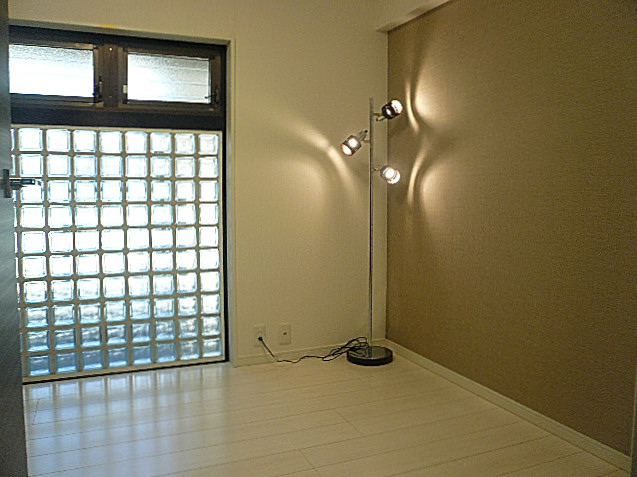 ガラスブロックのある洋室　5.2帖