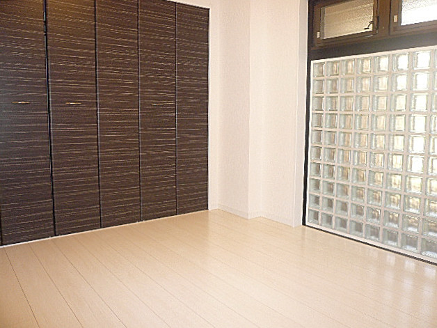 ガラスブロックのある洋室　5.2帖