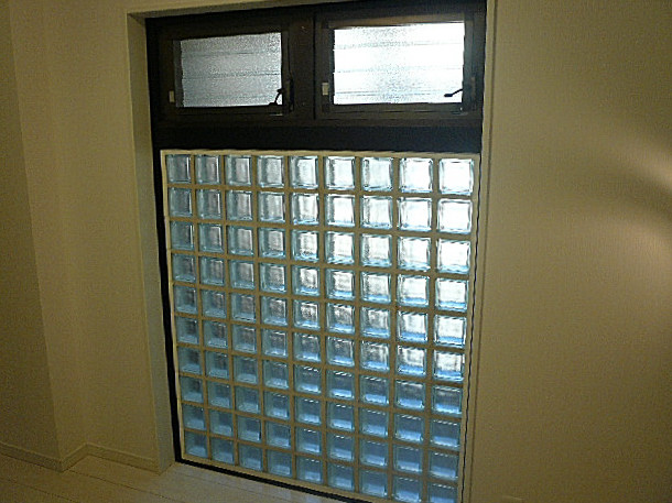 ガラスブロックのある洋室　5.2帖