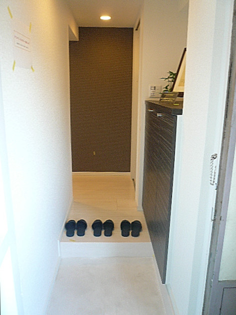 第三宮庭マンション　玄関右側には収納が続いてあります。