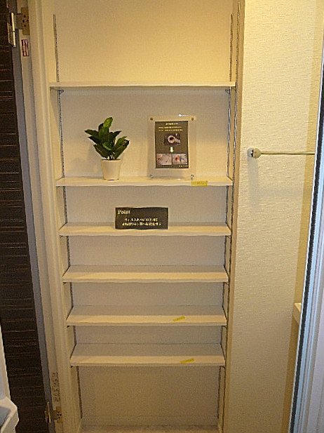 第三宮庭マンション　サニタリールーム収納棚