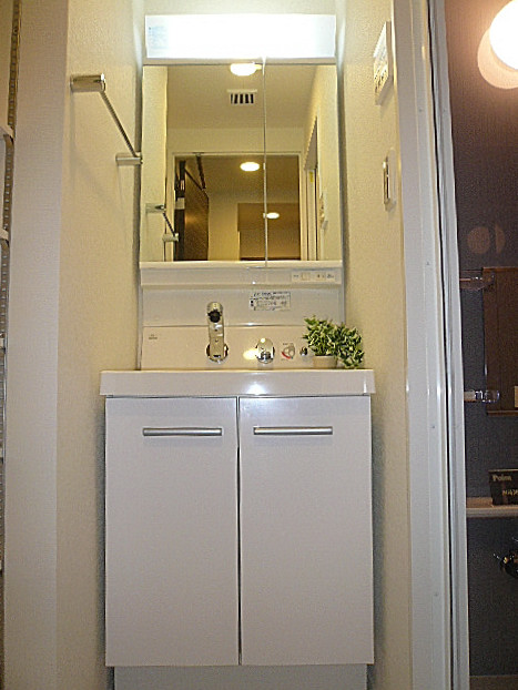 第三宮庭マンション　真っ白な洗面化粧台