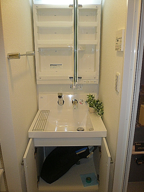 第三宮庭マンション　真っ白な洗面化粧台