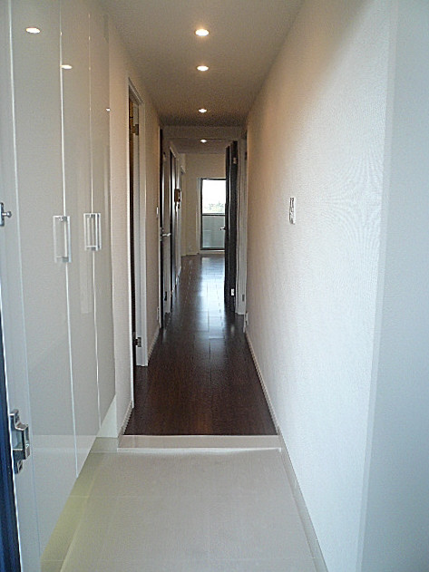 白を基調とした玄関ホール