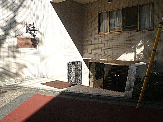 サンビューハイツ元麻布　エントランスへの階段