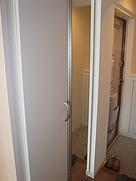 廊下右側に玄関収納　ミラー付