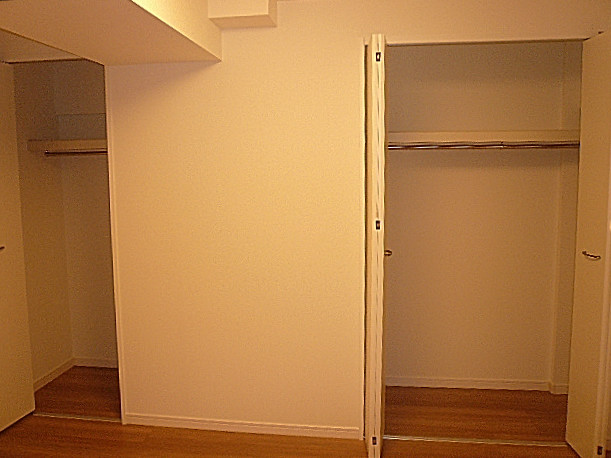 6.4帖の洋室には充実のクローゼット