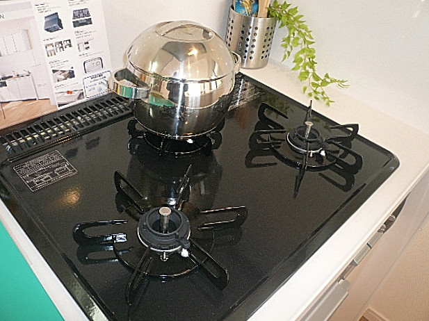 システムキッチン　3口コンロ