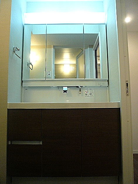 中銀築地マンシオン　広々とした洗面化粧台