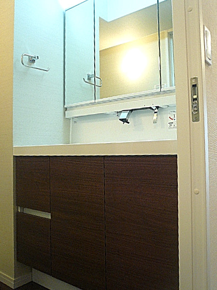 中銀築地マンシオン　広々とした洗面化粧台