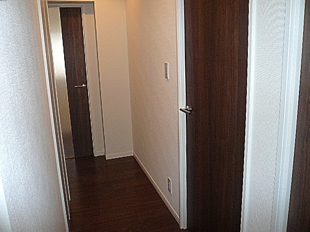 中銀築地マンシオン　玄関からＬ字の廊下です。