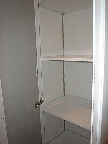 中銀築地マンシオン　ＬＤＫ手前に収納があります。