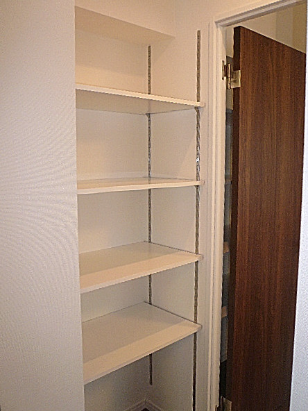 中銀築地マンシオン　キッチン横にある収納棚