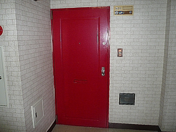 麻布網代マンション　真っ赤な玄関です。