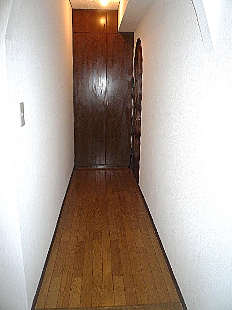 麻布網代マンション　廊下突き当り　トールサイズ収納