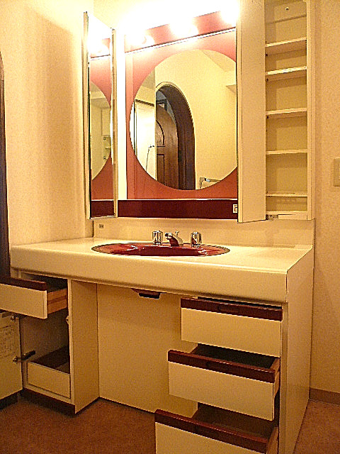 麻布網代マンション　丸いミラー　洗面化粧台収納