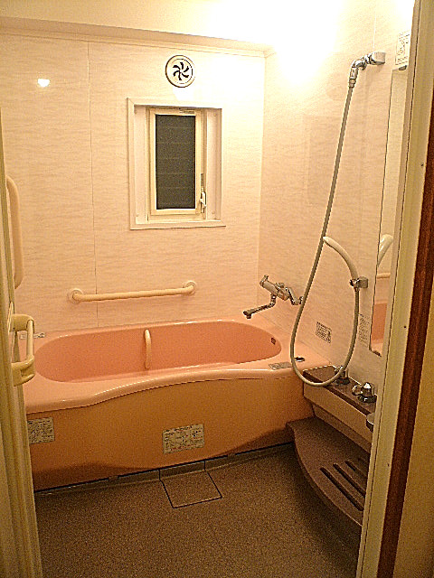 麻布網代マンション　窓のある浴室です。