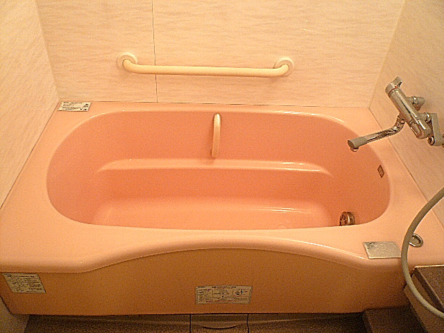 麻布網代マンション　窓のある浴室　ピンクの浴槽