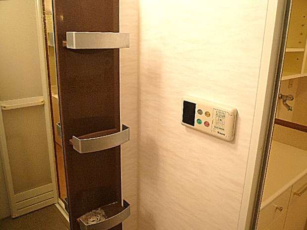 麻布網代マンション 窓のある浴室　3つのトレイ