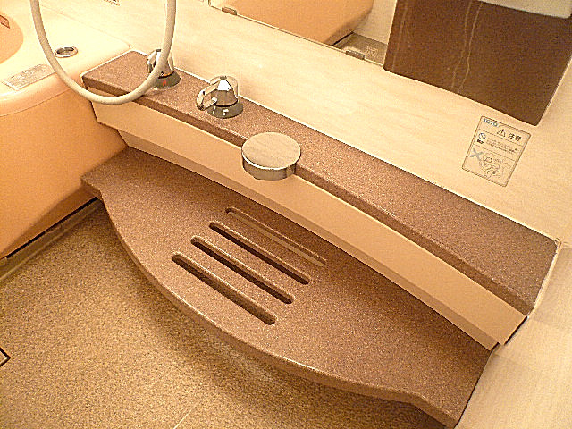 麻布網代マンション　窓のある浴室　カウンター部分