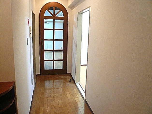 麻布網代マンション　玄関左にある廊下