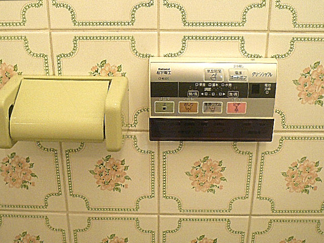 麻布網代マンション　2つ目トイレ　和室向かえにあります。