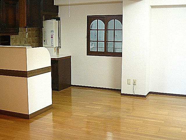 麻布網代マンション　バルコニーに面している14.5帖のＬＤＫ