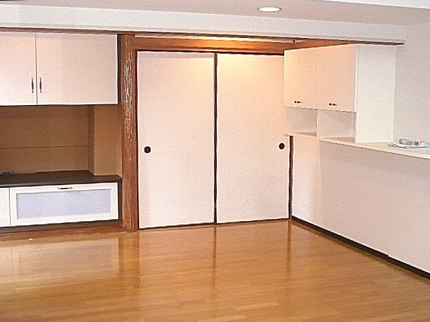 麻布網代マンション　バルコニーに面している14.5帖のＬＤＫ