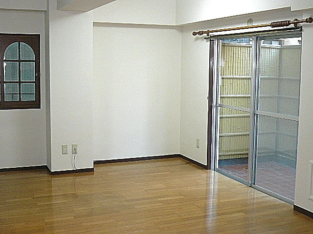 麻布網代マンション　バルコニーに面している14.5帖のＬＤＫ