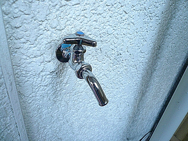 麻布網代マンション　南向きバルコニー　蛇口