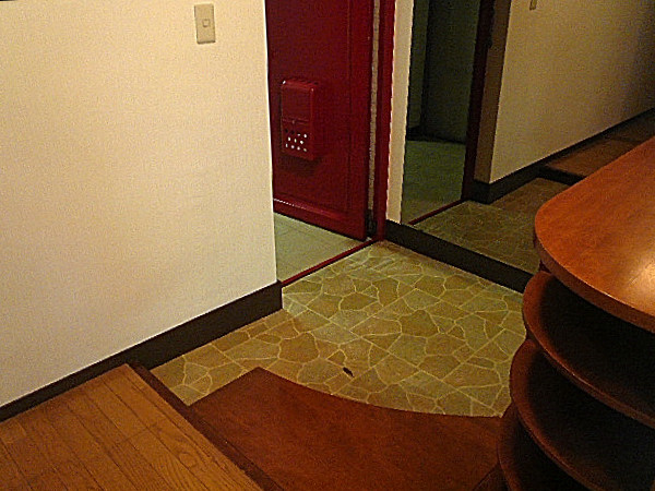 麻布網代マンション　ゆとりある玄関ホール