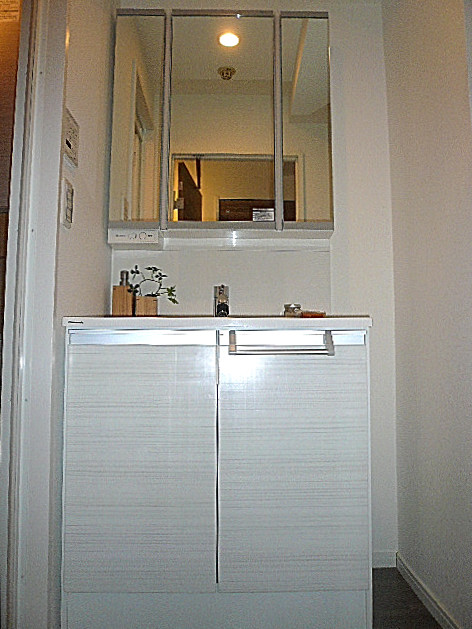 ヴェラハイツ日本橋箱崎　真っ白な洗面化粧台です。