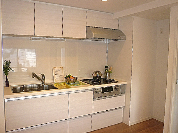 ヴェラハイツ日本橋箱崎　白を基調としたシステムキッチン