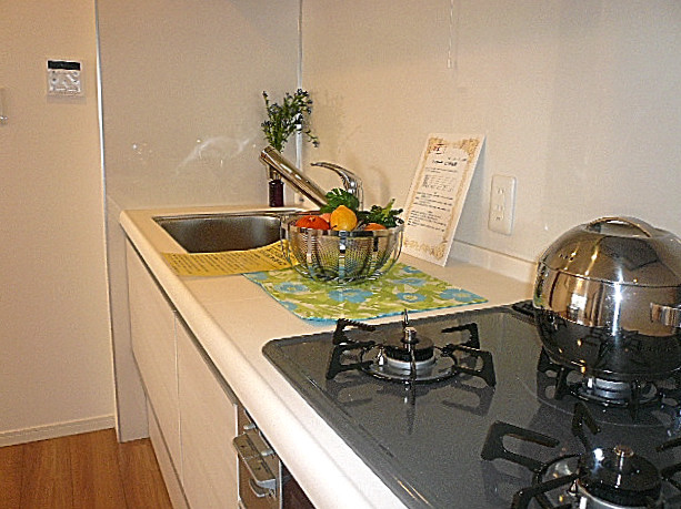 ヴェラハイツ日本橋箱崎　白を基調としたシステムキッチン