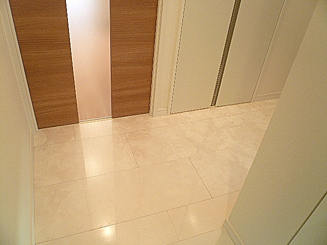 トーア新富マンション　玄関入り、廊下です。