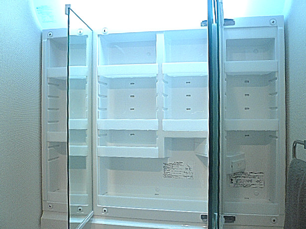 トーア新富マンション　三面鏡裏にも収納沢山！