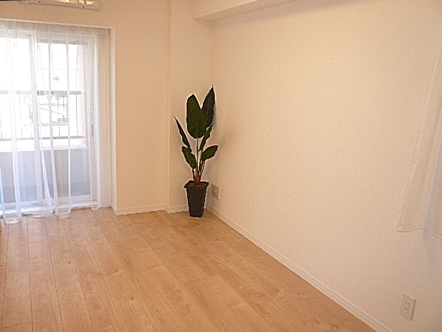 トーア新富マンション　バルコニーに面している5.7帖洋室