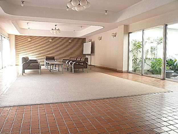 弦巻リハイム　エントランスホール