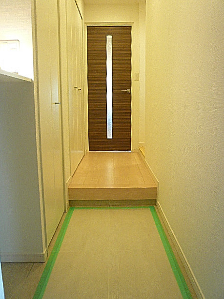 弦巻リハイム　広々とした玄関ホールです。