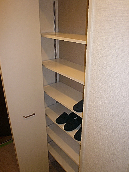 弦巻リハイム　玄関収納です。