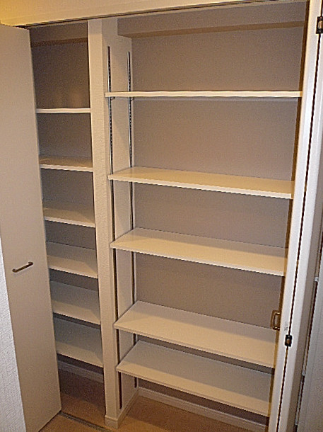 弦巻リハイム　玄関収納です。