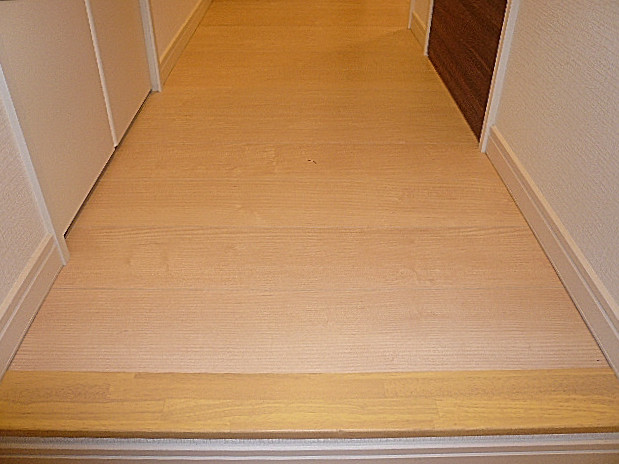 弦巻リハイム　右側廊下