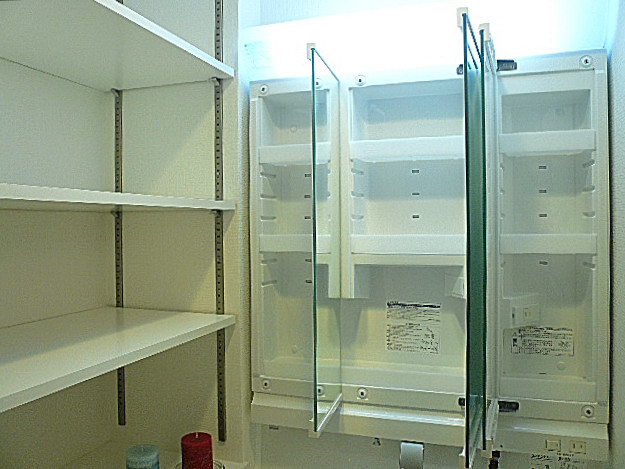 弦巻リハイム　洗面台収納